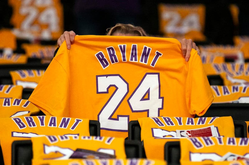 Fanii lui Lakers au umplut tribunele cu tricouri ale fostului star Kobe Bryant FOTO: EPA-EFE/ETIENNE LAURENT