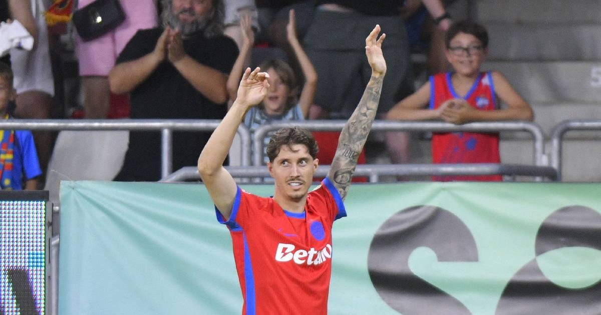 În imagine, David Miculescu, îmbrăcat într-un tricou FCSB se bucură de succesul echipei