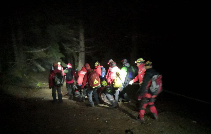 Un bărbat care a căzut 40 de metri în gol în Munții Bucegi a fost găsit în viață de salvamontiști după 14 ore de căutări