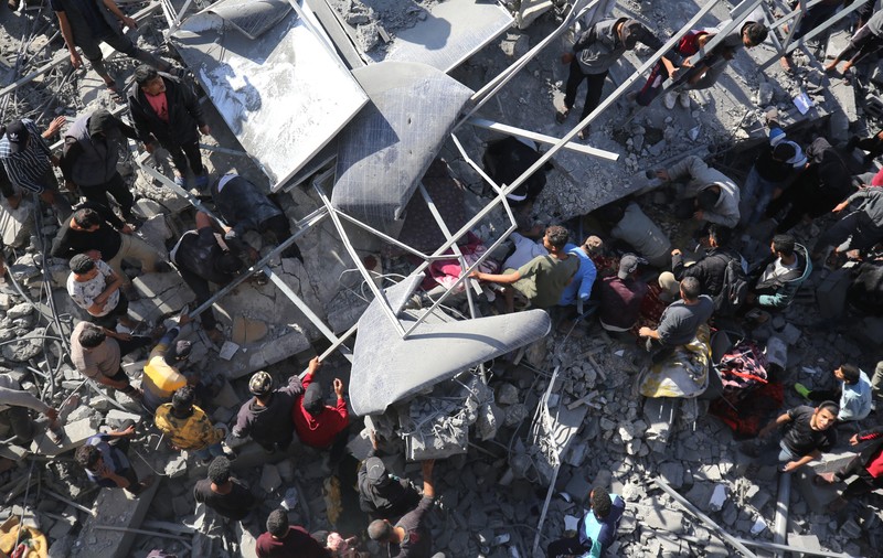 Imagini dramatice din Fâșia Gaza: Salvatorii reușesc, la lumina telefoanelor, să salveze un cuplu prins sub dărâmături în urma unui bombardament | VIDEO