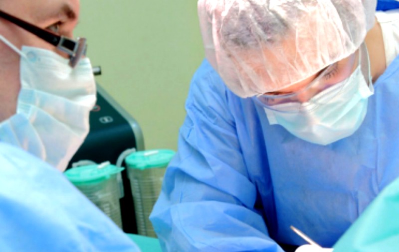 Doi medici, trimişi în judecată pentru că au adus din Italia în România sute de cornee pentru transplant, fără autorizație