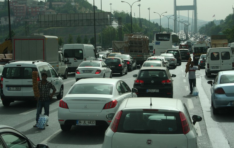 Comerţ fără limite! Vânzătorii ambulanţi turci îşi riscă viaţa pentru un covrig!