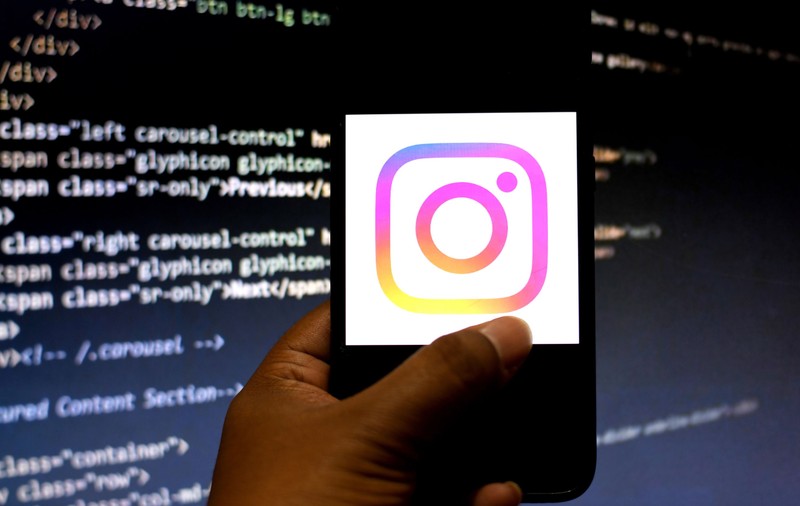 Instagram va permite blocarea cuvintelor şi expresiilor injurioase din mesajele private pentru a combate hărţuirea