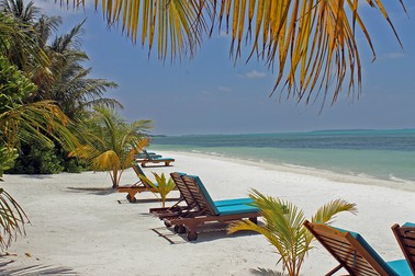 Plaja resortului Canareef Maldives din cel mai sudic atol