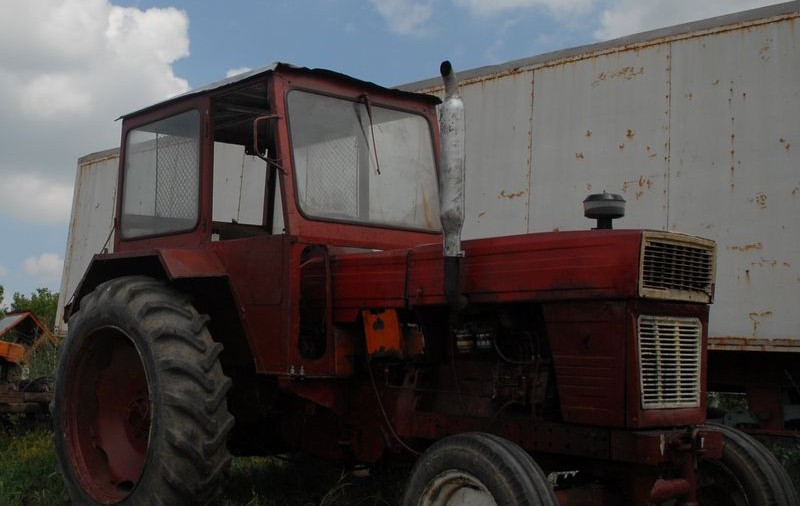 Tragedie! O fetiţă de trei ani a fost strivită sub roţile tractorului condus de bunicul ei