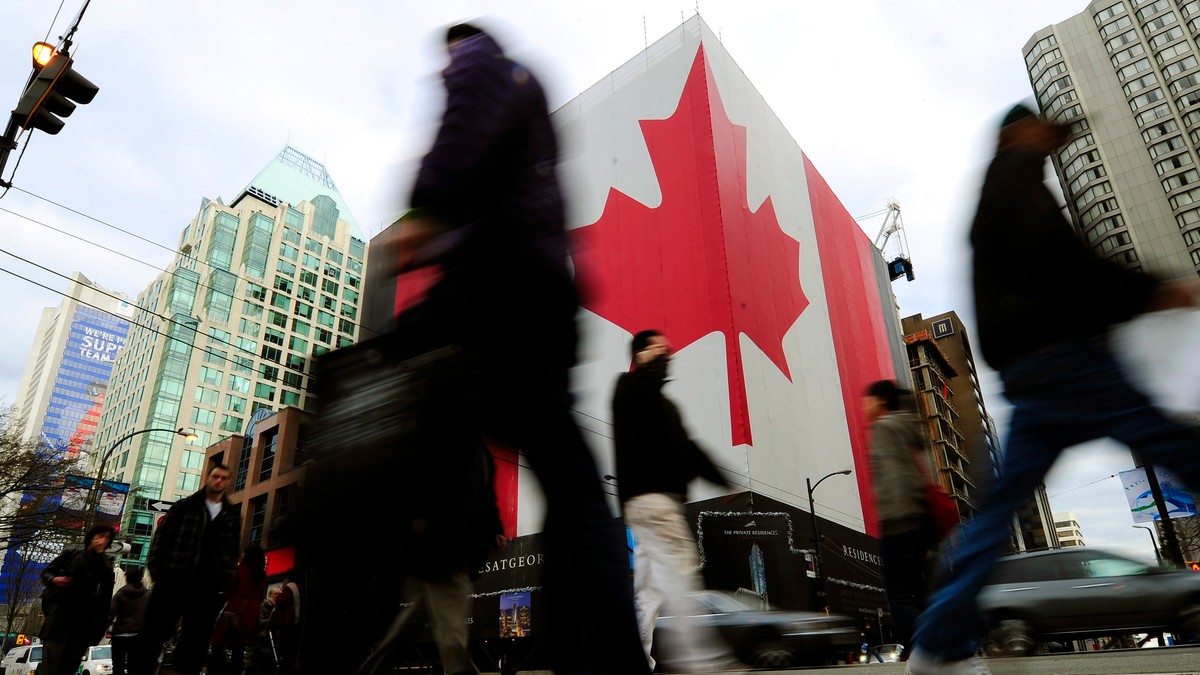 ridicarea vizelor pentru Canada ar putea fi afectată de cerșetorii români - Steagul Canadei pe u cladire