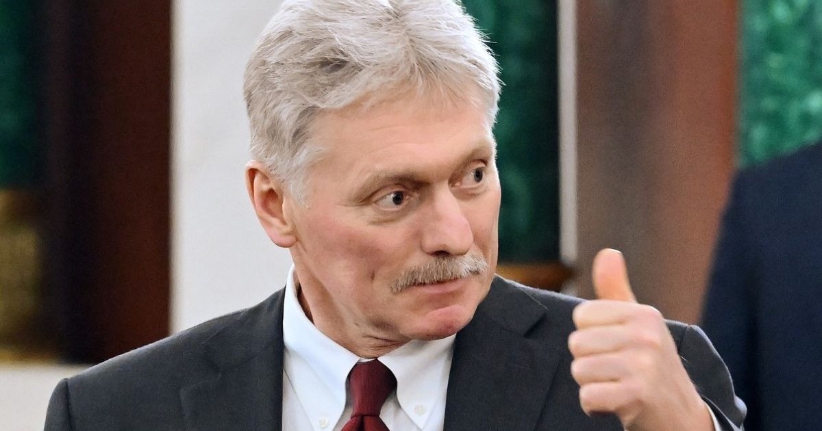 Purtătorul de cuvânt al președintelui Rusiei, Dmitri Peskov, surprins arătând cu degetul mare în sus, semn că totul este în regulă