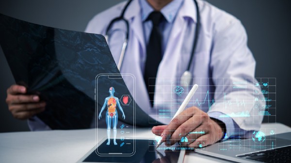 Doctor folosind tableta cu afișaj medical, telemedicină și diagnosticare AI.