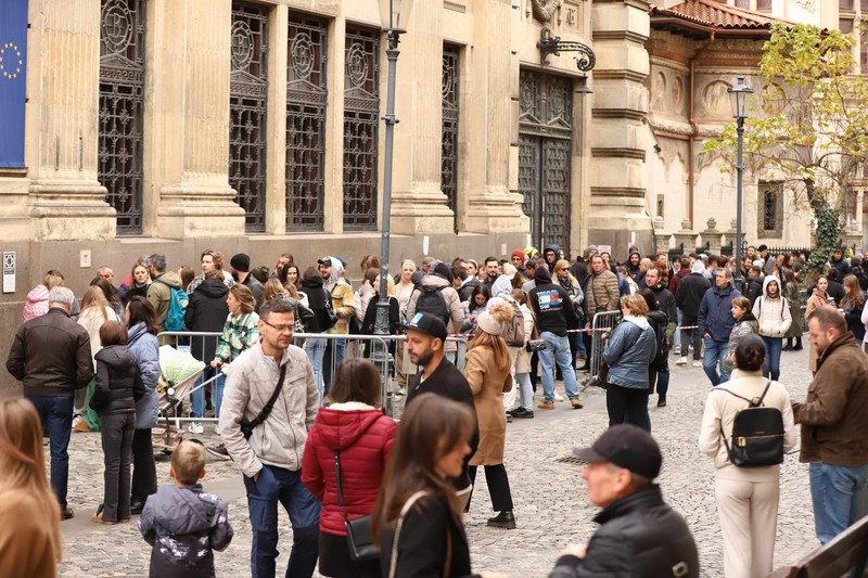 Cetățeni moldoveni, la coadă la o secție de votare din București. FOTO: Dumitru Angelescu