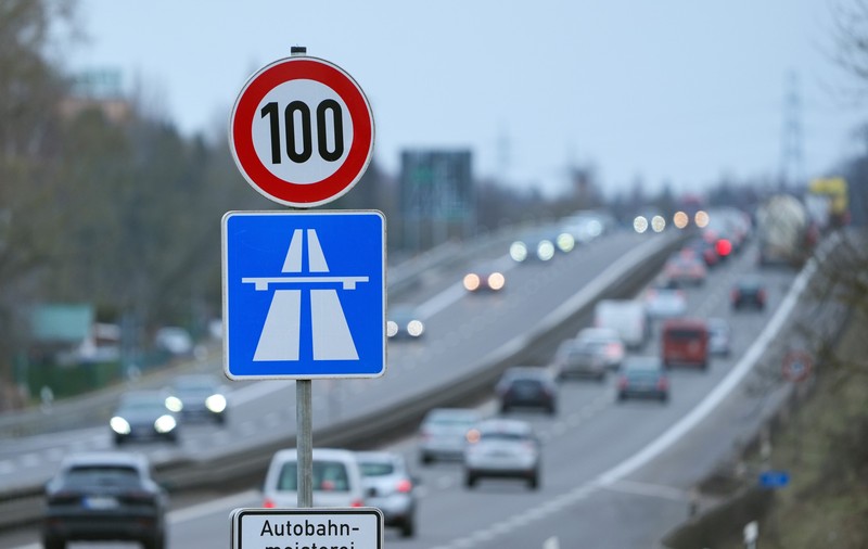 De ce amenință ministrul german al transporturilor cu interzicerea circulației auto în weekend. Tensiuni în guvernul de la Berlin din cauza protecției climei
