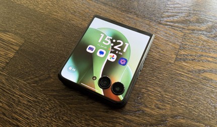 Motorola Razr 60 Ultra este un adevărat telefon vârf de gamă care vine în format pliabil „flip”. Foto: Claudiu Râpan / Libertatea