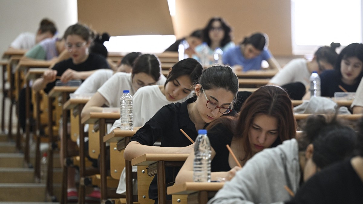 Elevi care susțin un examen