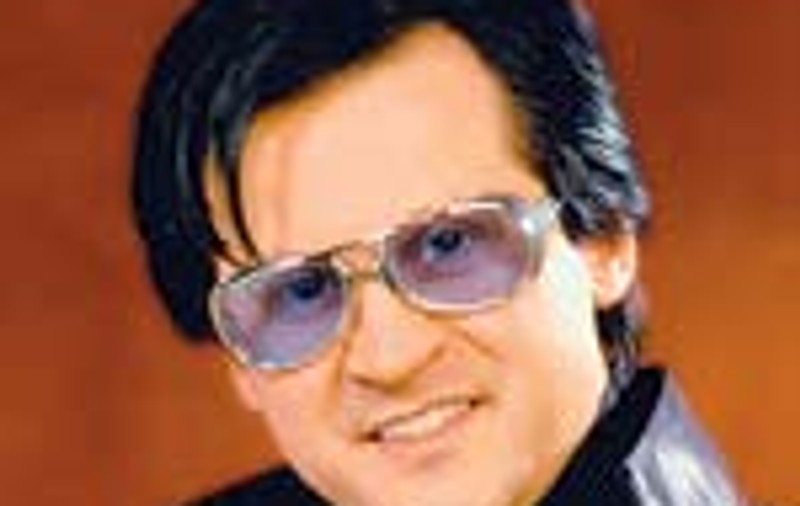Un preot roman il imita pe Elvis