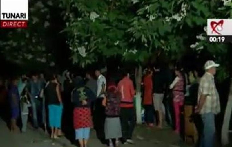 SCANDAL în miezul nopţii în TUNARI. N-au apucat să voteze şi au blocat drumul