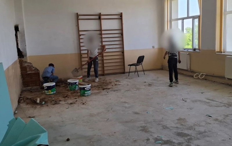 Elevii de clasa a VII-a de la o școală din Dolj au fost puși să care moloz și parchet pentru a trece clasa