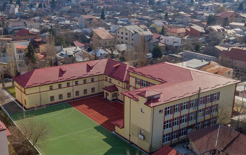 Secretara unei școli din București, înregistrată când cerea mită pentru transferul unui elev din Ilfov: “Dă și mie de-o ciorbă”