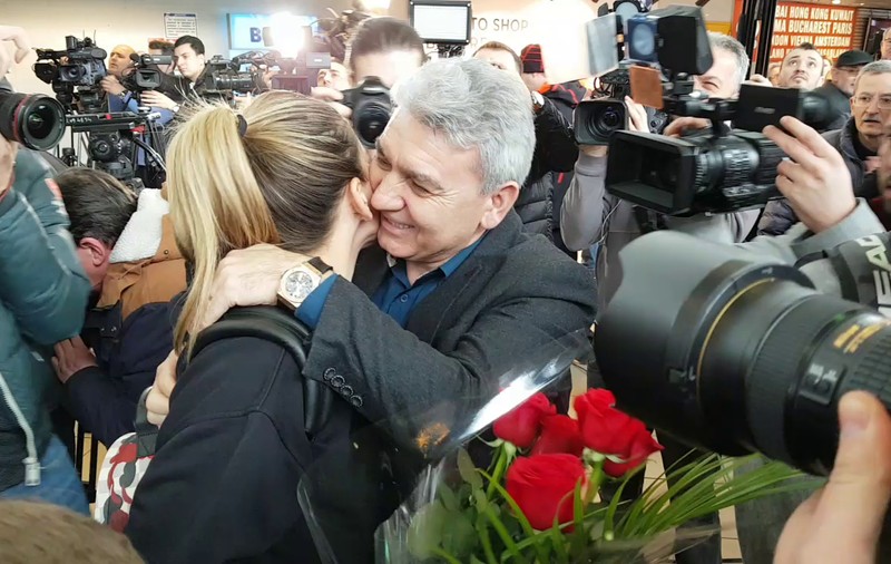 VIDEO | Cum a fost aşteptată Simona Halep la Aeroportul Otopeni. Tatăl Simonei, certat de jurnalişti când a vrut să-şi îmbrăţişeze fiica