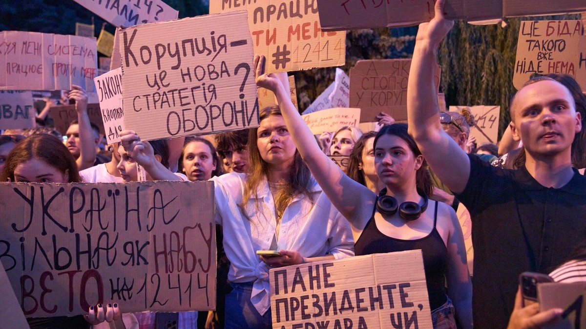 Kiev, 23 iulie: manifestație împotriva legii care plasează două birouri anticorupție sub controlul procurorului general Foto: Profimedia
