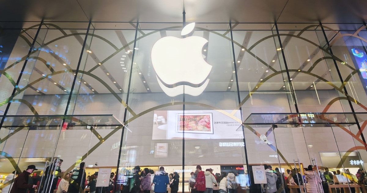 Oamenii încearcă produsele într-un Apple Store din Shanghai, China, sâmbătă, 04 ianuarie 2025. Apple Inc. a lansat o campanie promoțională cu reduceri de prețuri pentru a stimula vânzările telefoanelor sale inteligente în China.