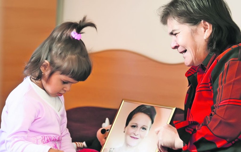 «Mami, tu când vii acasă?» l O femeie zace de trei ani în comă. Nu vede, nu simte şi nu-şi aude fetiţa care se roagă zilnic pentru ea