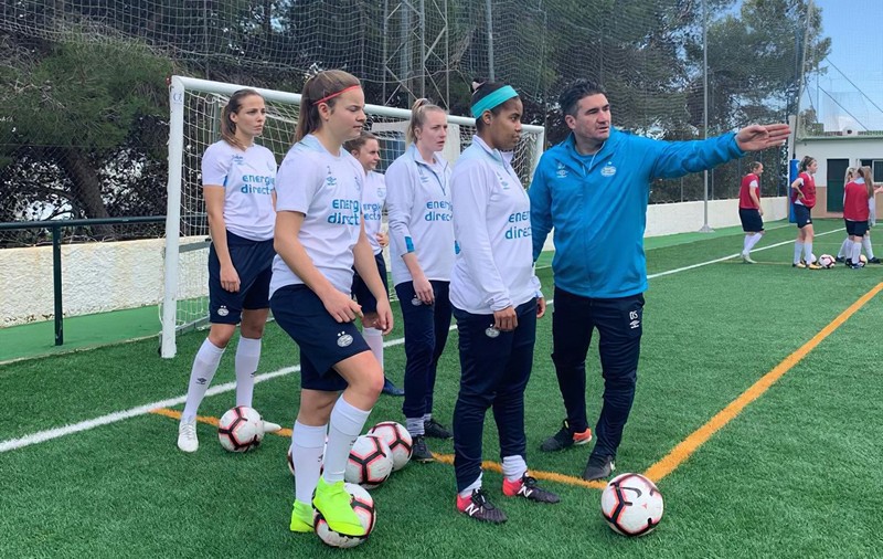 „La fete nu poți să țipi sau să te repezi în ele, că le ia plânsul!”. Ovidiu Stângă antrenează de 4 ani echipa feminină de la PSV Eindhoven!