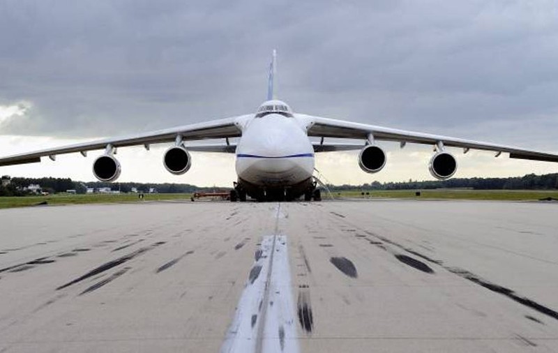 Gest extrem la bordul unui avion! Pilotul unei aeronave, înjunghiat de un pasager