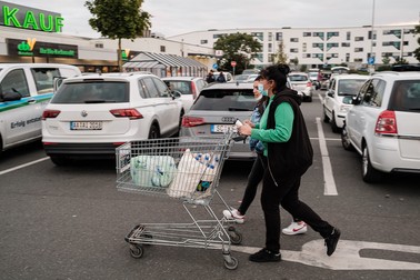 Muncitoare sezoniere române merg la cumpărături, Nürnberg, Germania
