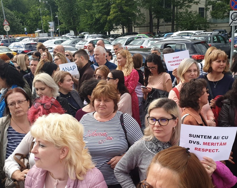 Protest spontan la Guvern. Angajații din aparatul de lucru al premierului vor salarii mai mari. Reacția lui Marcel Ciolacu