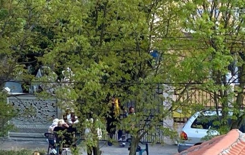 Video  | Petrecere pe trotuar în Timișoara. Zeci de persoane au dat muzica tare și au dansat în mijlocul străzii