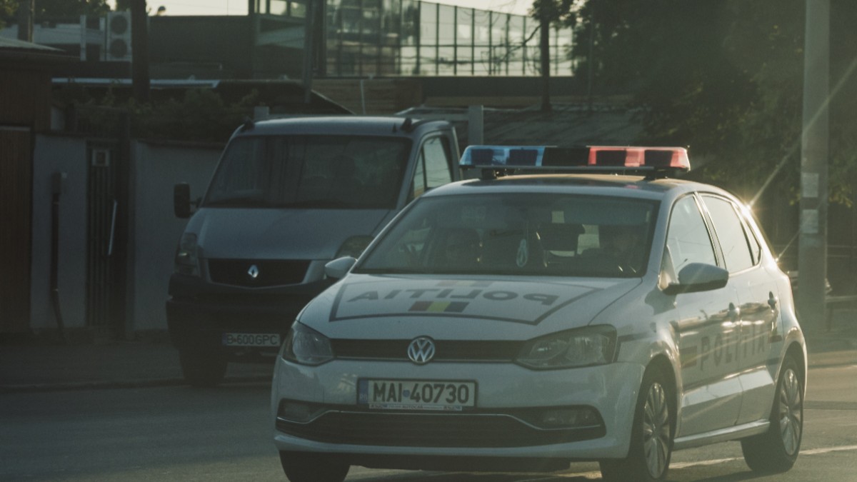 O mașină de poliție care se deplasează la o intervenție, nu are semnalele luminoase pornite