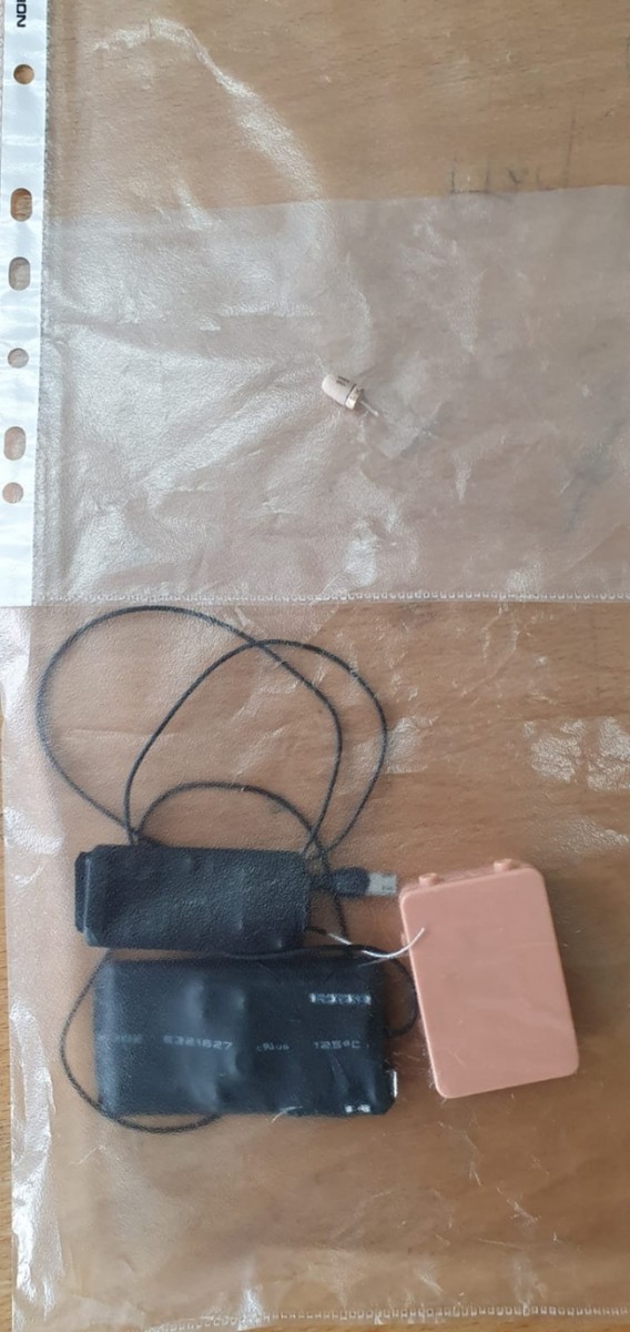 Dispozitivul folosit de tânără pentru a copia la BAC. Foto: Adevărul