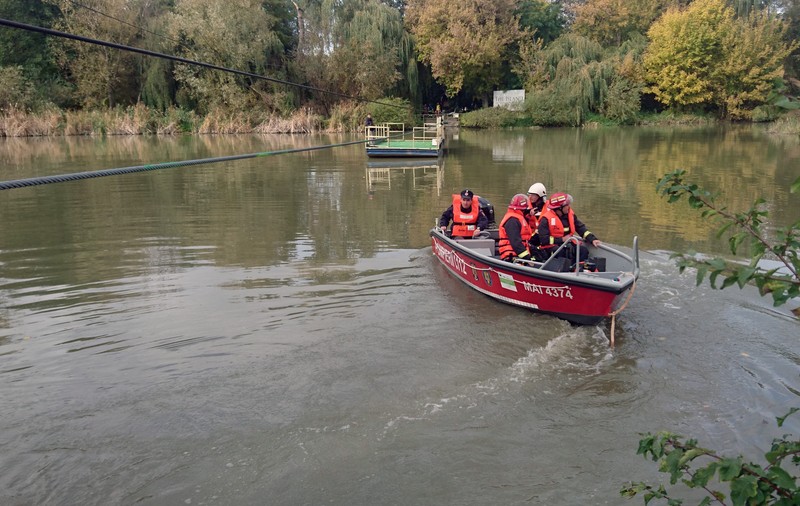 Barcă cu 12 persoane, răsturnată în râul Mureș. Un copil a murit, 4 persoane sunt dispărute. Căutările continuă