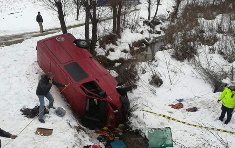 FOTO / Microbuz răsturnat într-o râpă, în Bacău. O persoană a murit și cinci au fost rănite