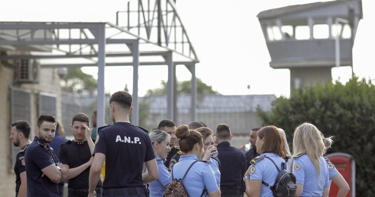Protest organizat de membrii sindicatelor din sistemul de penitenciare, in fata Penitenciarului Rahova, din Bucuresti, 31 mai 2023. Inquam Photos / Octav Ganea