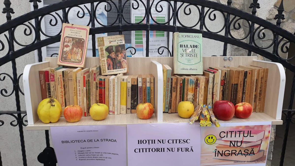 Biblioteca din fața bisericii, amenajată de un preot din Buzău