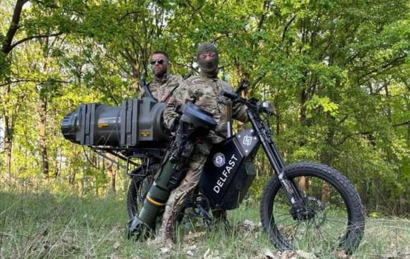Imagini cu soldați ucraineni care atacă tancurile rusești cu rachete lansate de pe bicicletă electrică