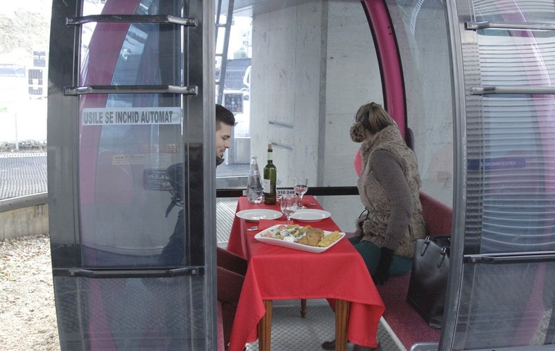 Valentine's Day la înălțime! Trei cupluri de îndrăgostiţi au trăit sărbătoarea într-un mod inedit! 