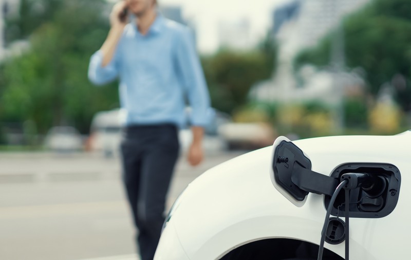 De ce mașinile electrice fac mai multe accidente decât cele pe benzină: oamenii sunt de vină