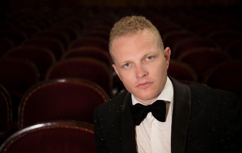 Tenorul ŞTEFAN von KORCH aduce noutăţi în stagiunea MUSICAL EXTRAVAGANZA 2025/2026: prima producţie integrală, - Carmina Burana -  invitaţi în premieră şi  scenă deschisă pentru tineri muzicieni