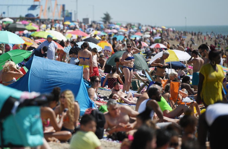Imagini de pe plaja din Southend. Care distanțare?