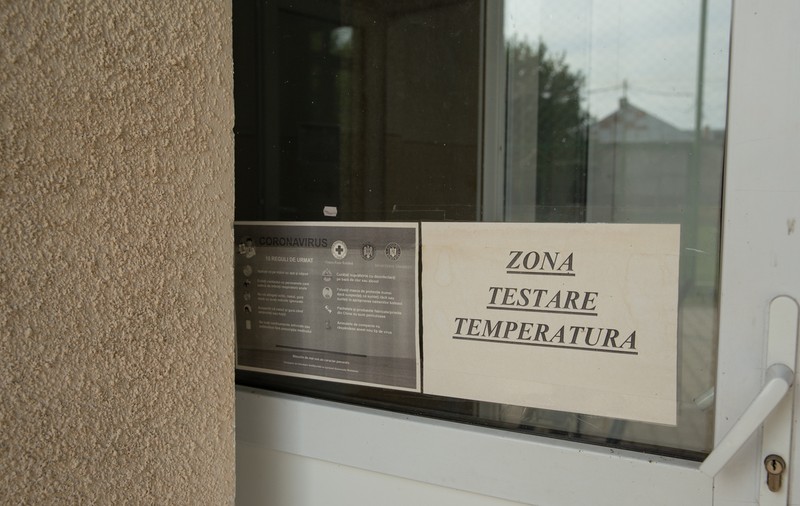 REPORTAJ. Pentru mii de copii de la sate, noul an şcolar va însemna măşti chinezeşti, întoarcerea la toaletele turceşti şi la minciunile româneşti!