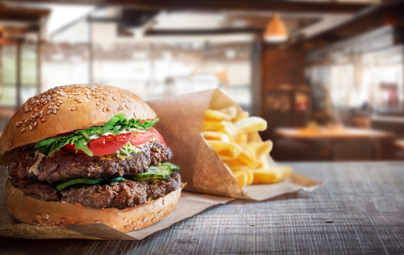 Cel mai scump hamburger din lume costă peste 9.000 de euro: cine poate gusta și ce reguli stricte trebuie respectate