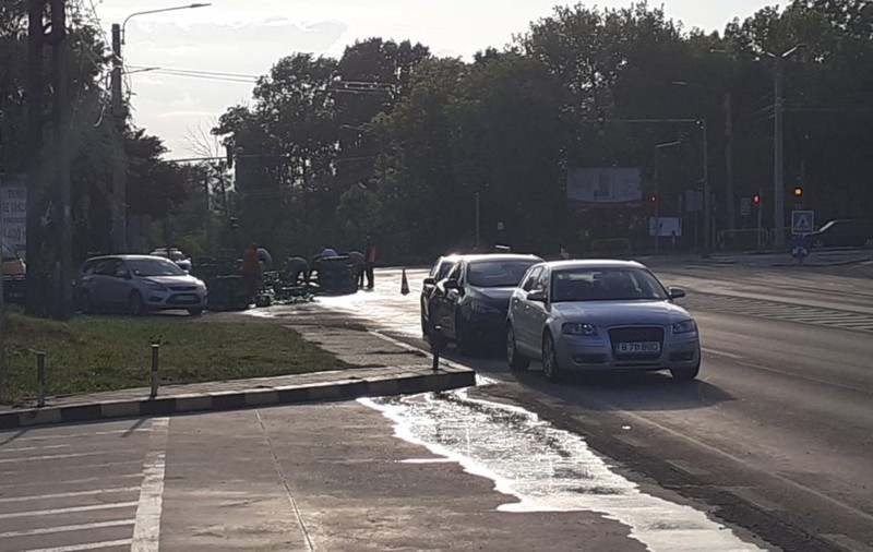 Stradă din Gorj, “inundată” de bere. Șoferul a pierdut marfa pe drum și s-a ales cu amendă