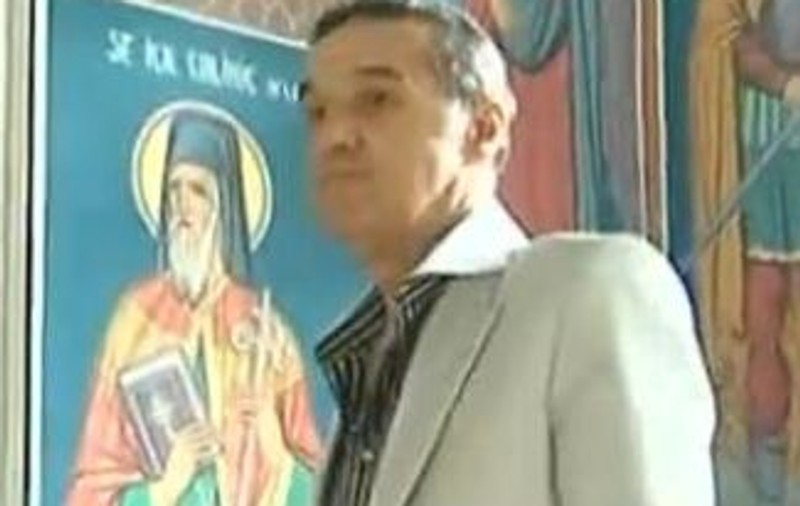 Video | Gigi Becali a condus maşina jurnaliştilor