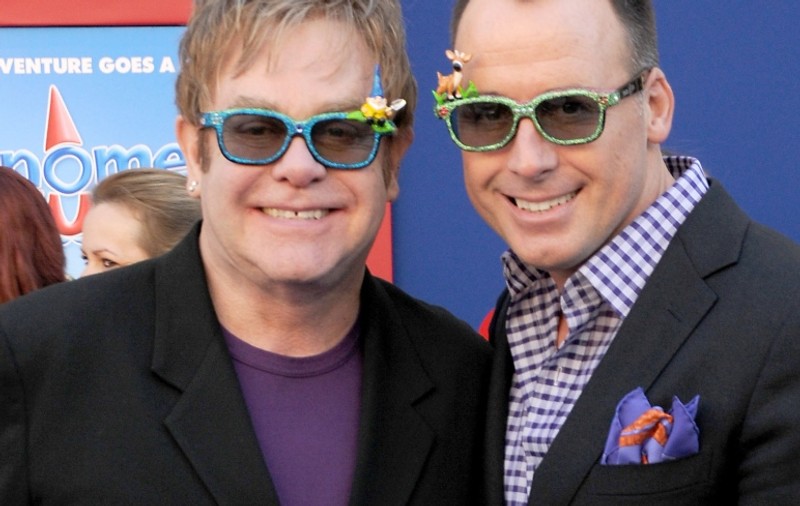 Elton John şi David Furnish şi-au amestecat sperma ca să nu ştie cine este tatăl copilului