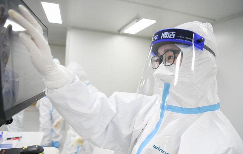 Ce trebuie să facem ca să scăpăm de coronavirus? Sfaturile specialiștilor care s-au luptat cu SARS, MERS și Ebola