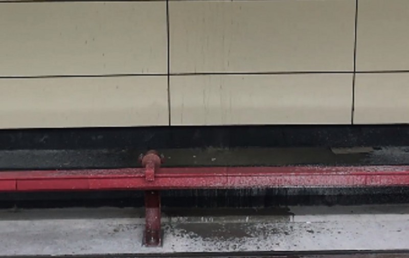 VIDEO | O nouă problemă la metroul din Drumul Taberei. Curge apa și din tavanul stației "Râul Doamnei"