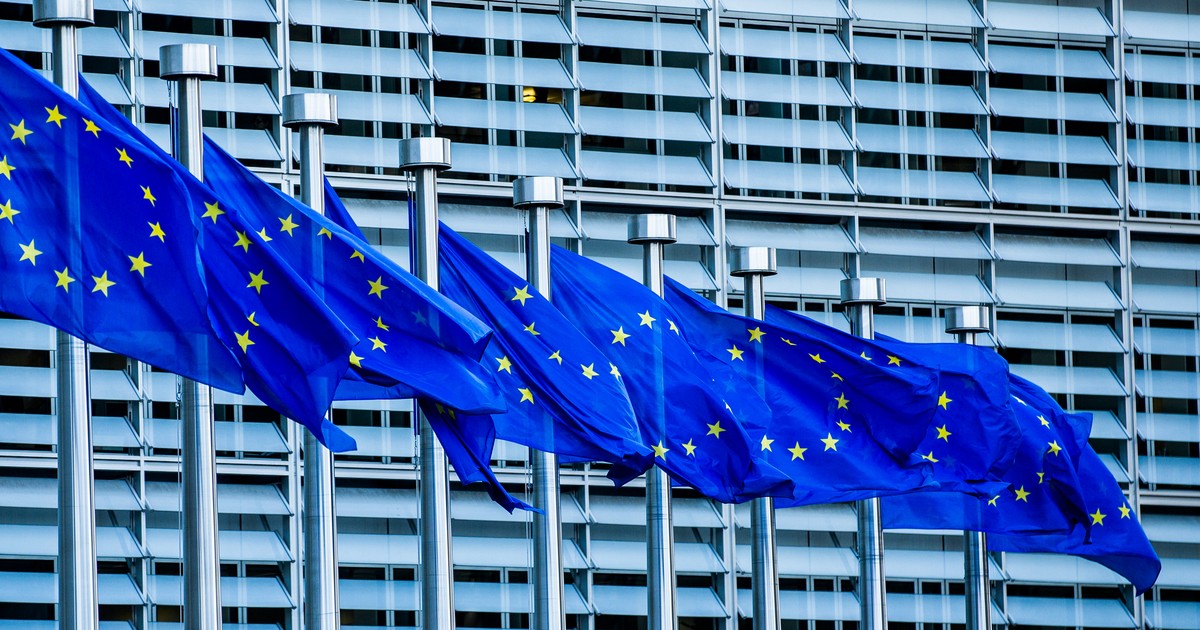 Raportul MCV e mai dur pentru România. Mai multe steaguri ale UE, fluturând