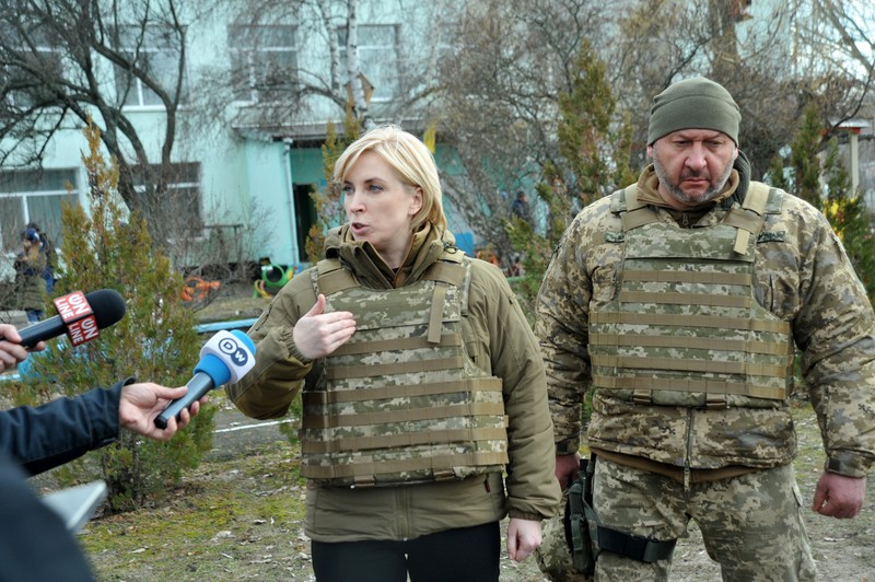 Înainte de război, vicepremierul Irina Vereșciuk, într-o vizită la grădinița lovită de un proiectil, în zona Luhansk, pe 19 februarie 2022 | Foto: Profimedia
