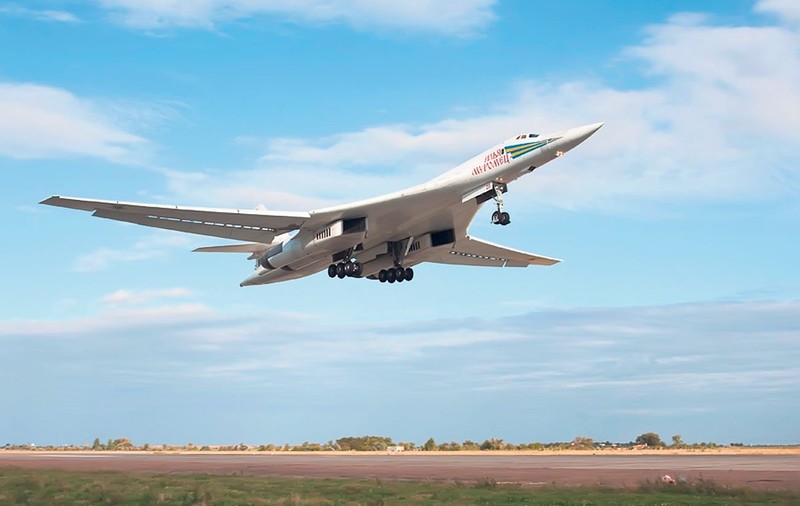 Rogozin joacă rolul «nebunului satului» călare pe Tupolev